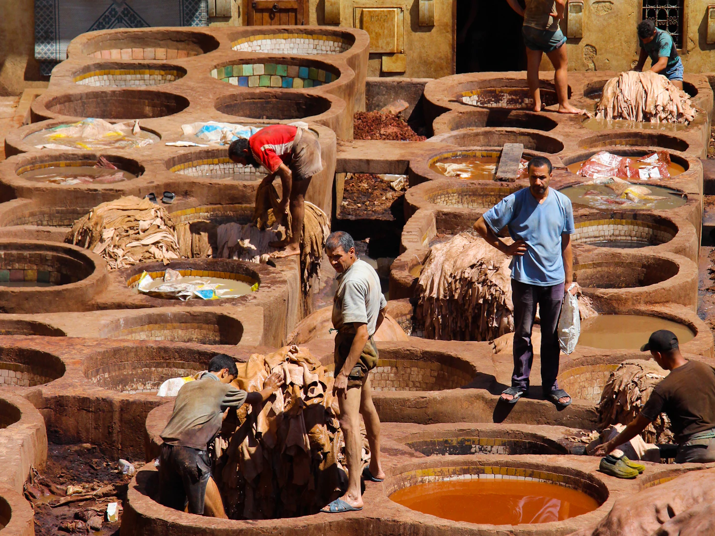 Cuves de teinture d'une tannerie traditionnelle où travaillent des tanneurs
