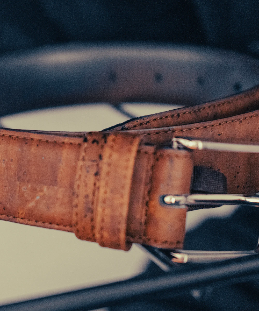 Gros plan sur une ceinture en cuir brun à boucle argentée