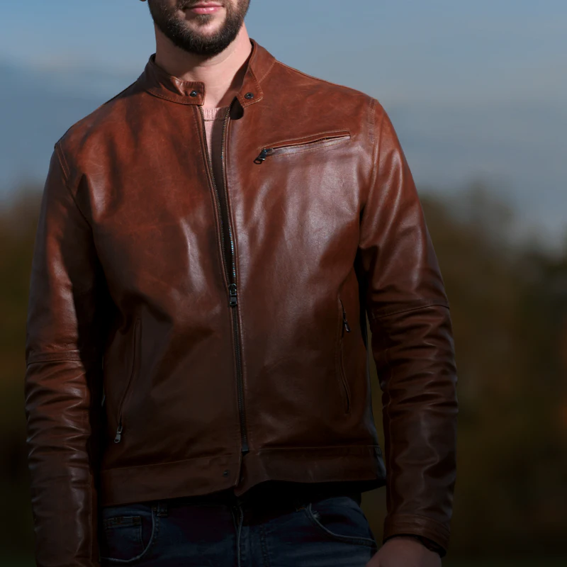 Homme portant un blouson zippé en cuir brun
