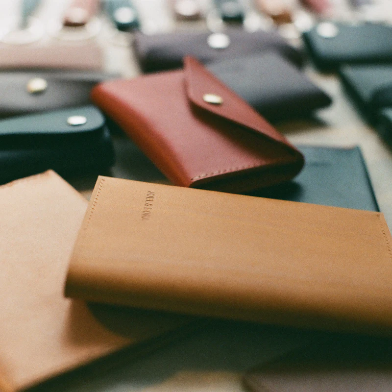 Pochette enveloppe en cuir cognac à bouton pression