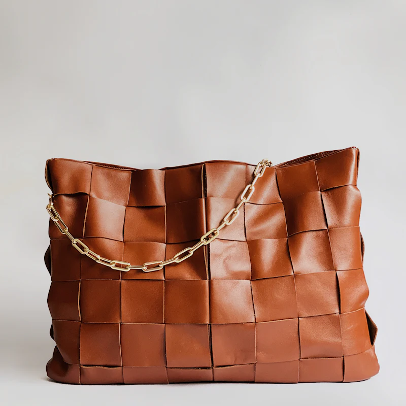 Sac souple en cuir tressé cognac avec chaîne dorée